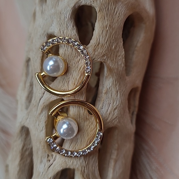 Jewelry - 18KT YELLOW GOLD PLATED FAUX PEARL HOLLOW CIRCLE EARRINGS